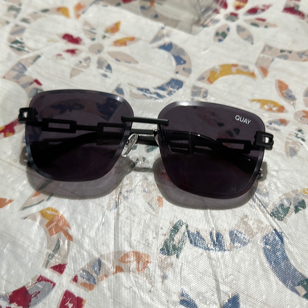 Quay Jezabell Black Sunglasses